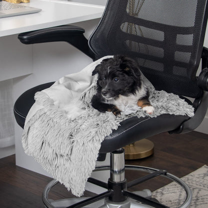 Furhaven - Manta impermeable y lavable para perros y gatos de interior, hecha en piel sintética de pelo largo sintético y terciopelo en color madera, XL, gris niebla